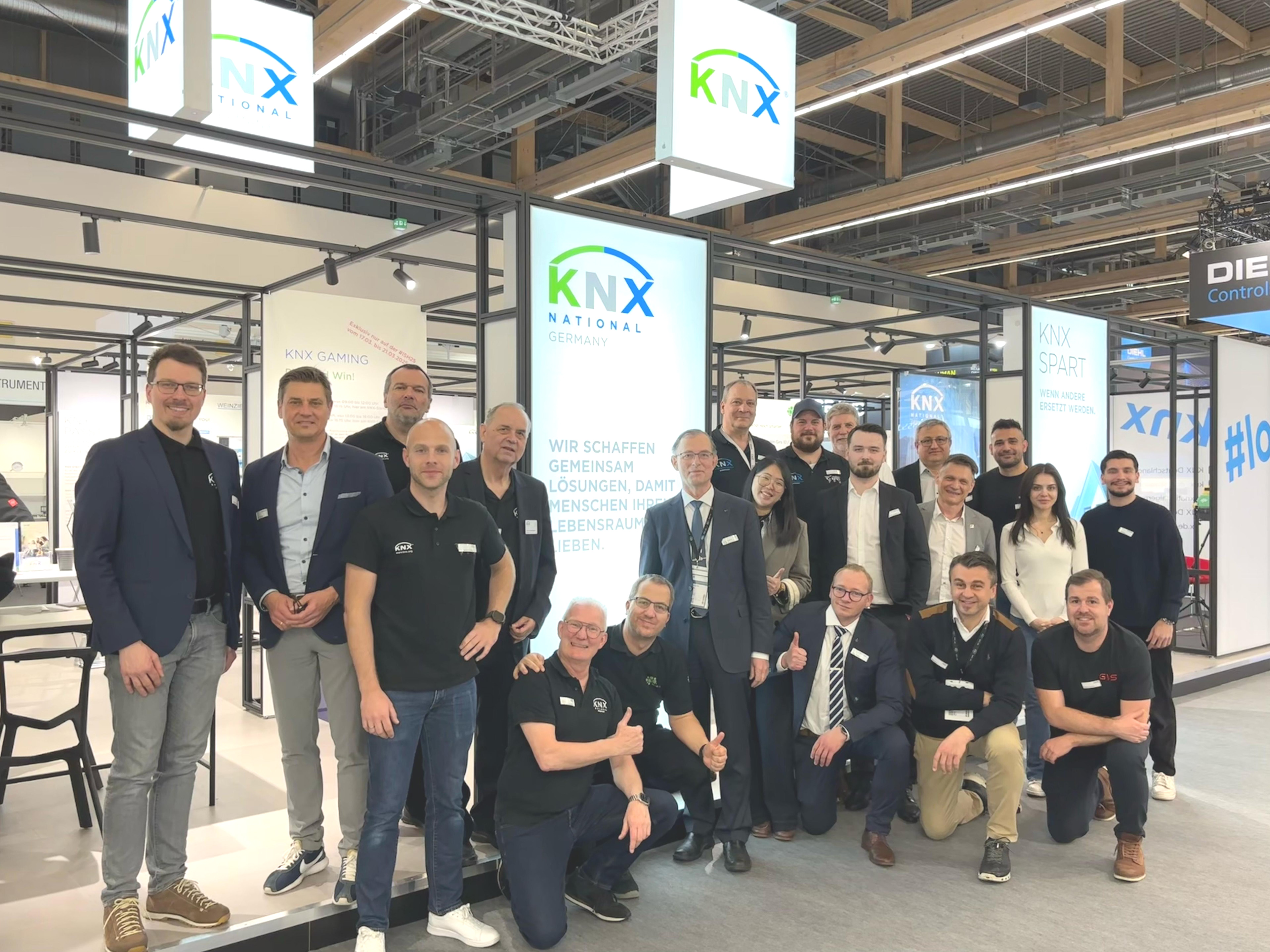 Gruppenfoto auf dem Stand auf der ISH 2025 in Frankfurt