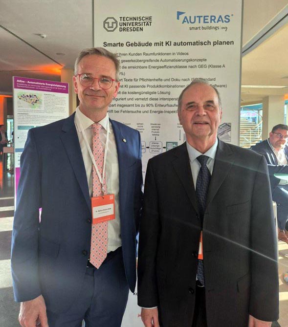 Gespräch vor dem AUTERAS-Poster Dr. Markus Reichel und Prof. Klaus Kabitzsch